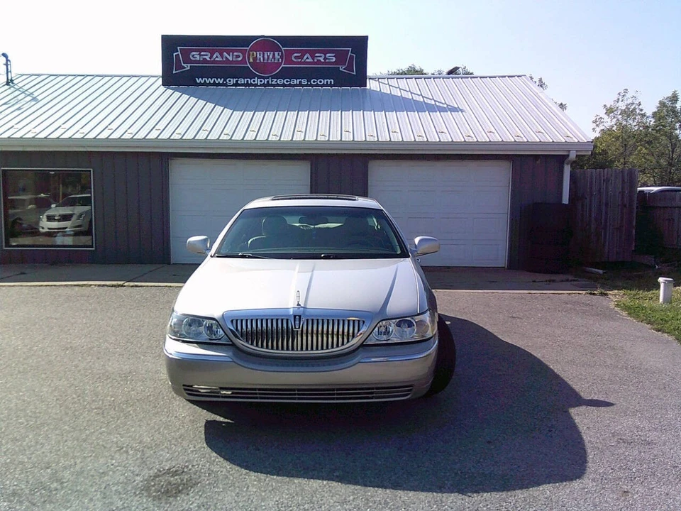 2004 Lincoln Town Car - Image 4 of 21