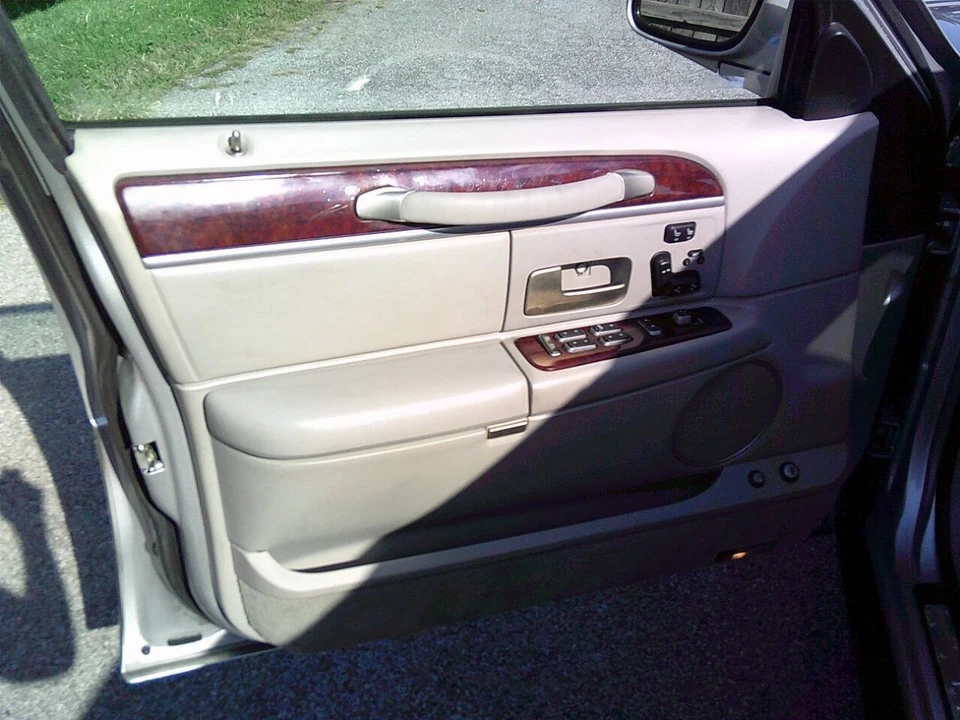 2004 Lincoln Town Car - Image 12 of 21