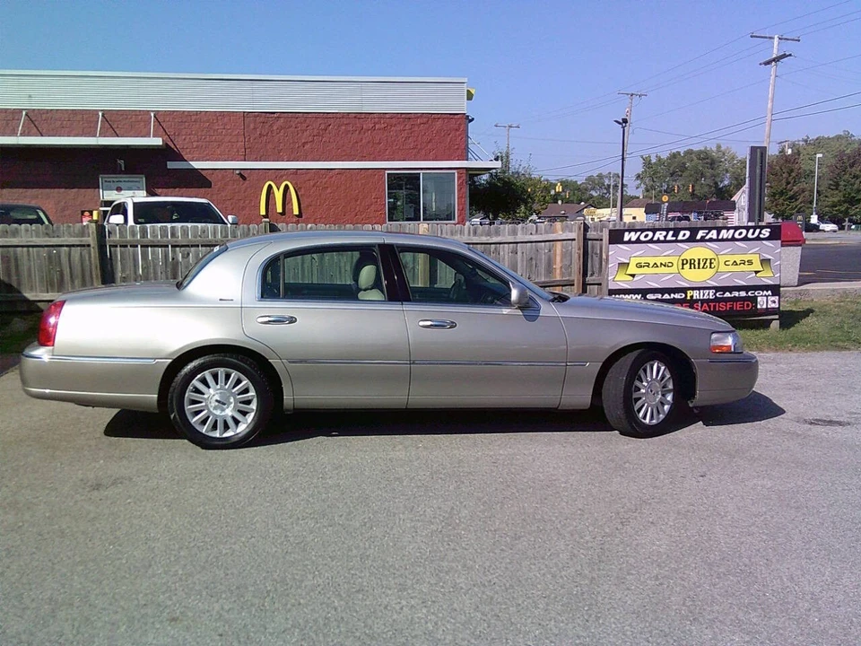 2004 Lincoln Town Car - Image 10 of 21