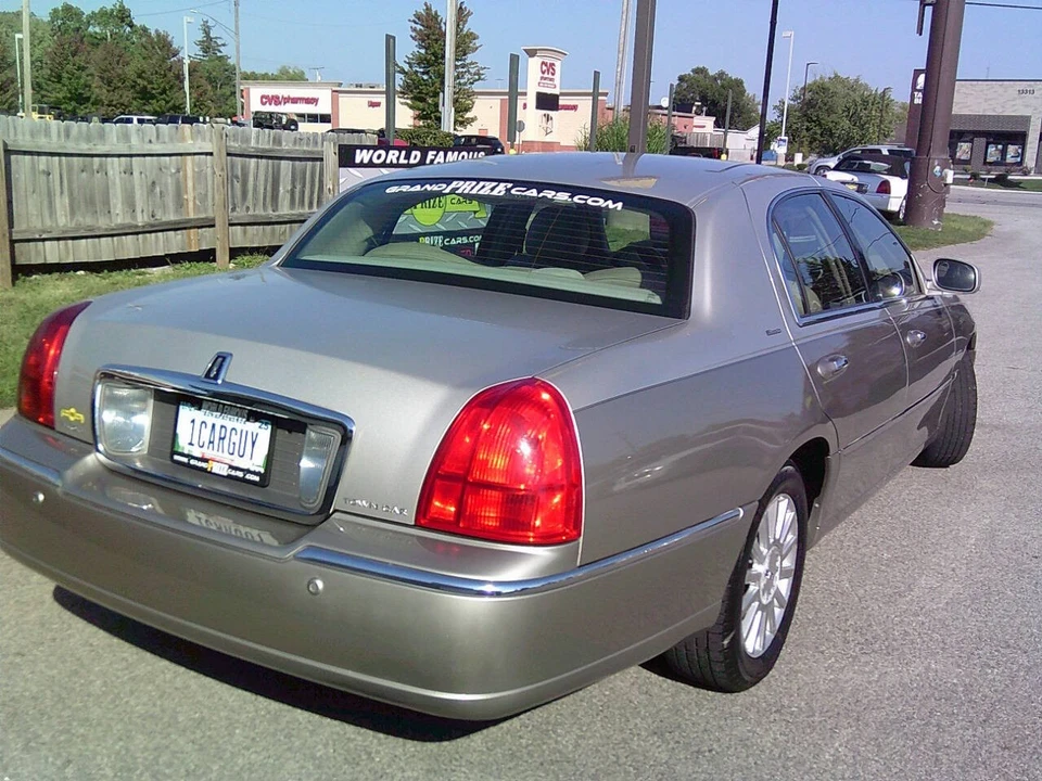 2004 Lincoln Town Car - Image 9 of 21