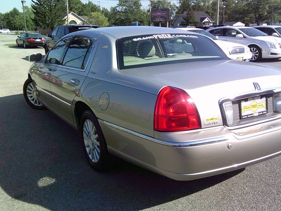 2004 Lincoln Town Car - Image 5 of 21
