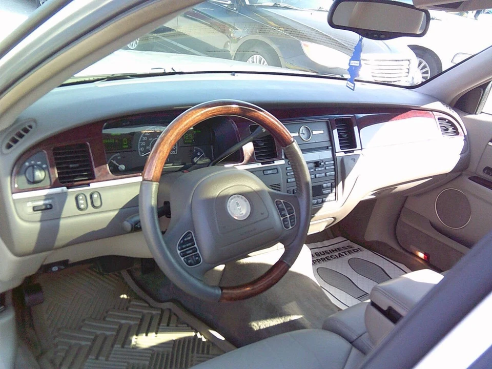 2004 Lincoln Town Car - Image 19 of 21