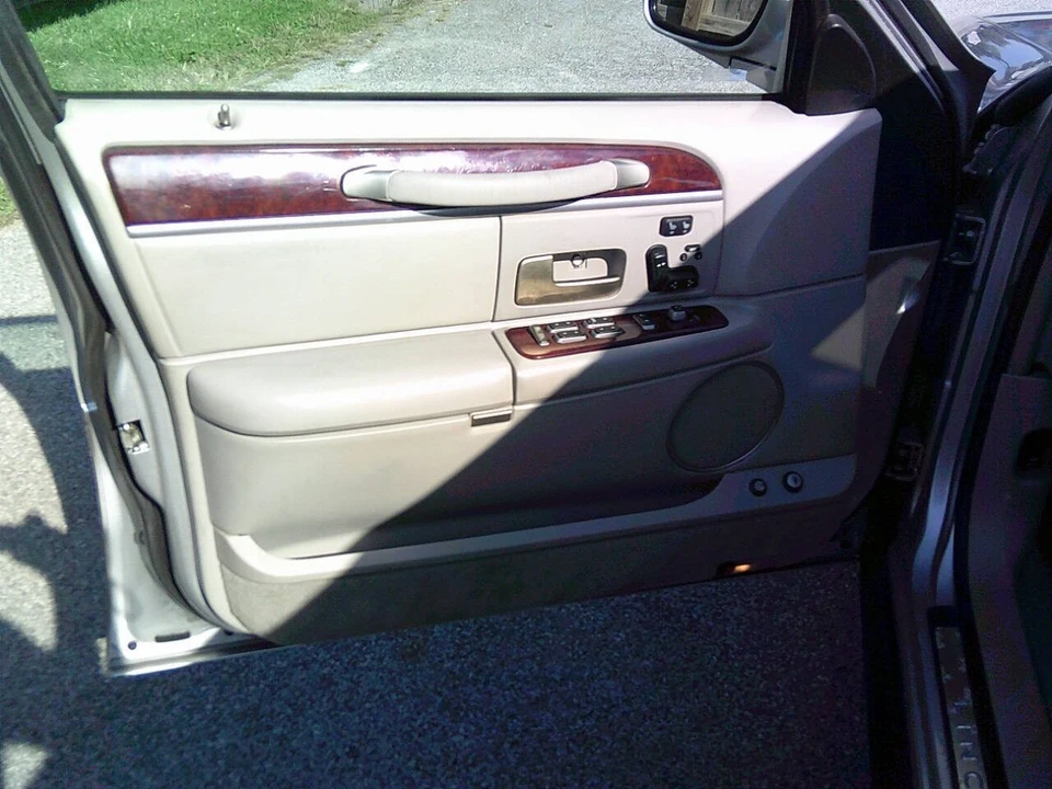 2004 Lincoln Town Car - Image 14 of 21