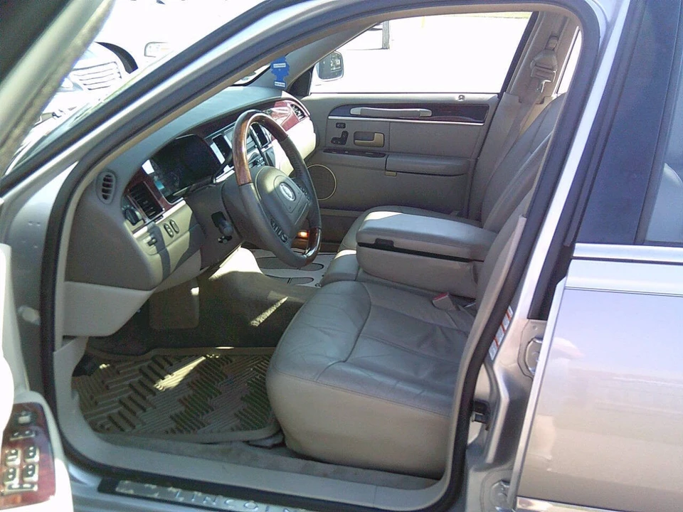 2004 Lincoln Town Car - Image 16 of 21