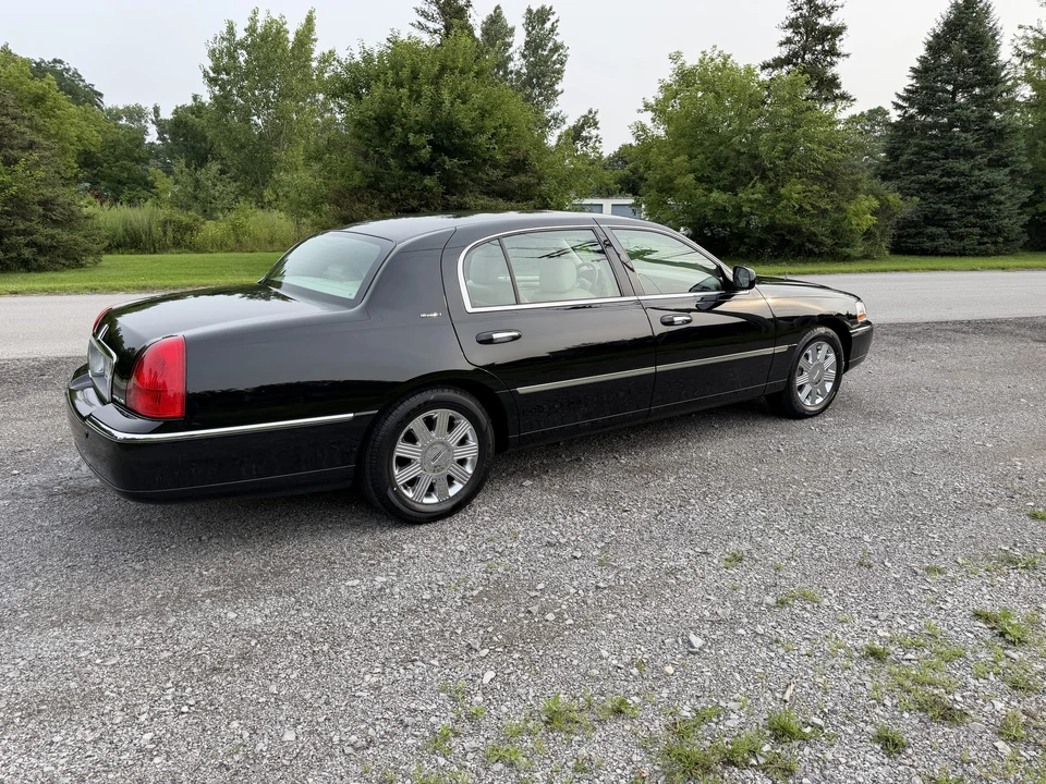 2004 Lincoln Town Car - Image 28 of 31