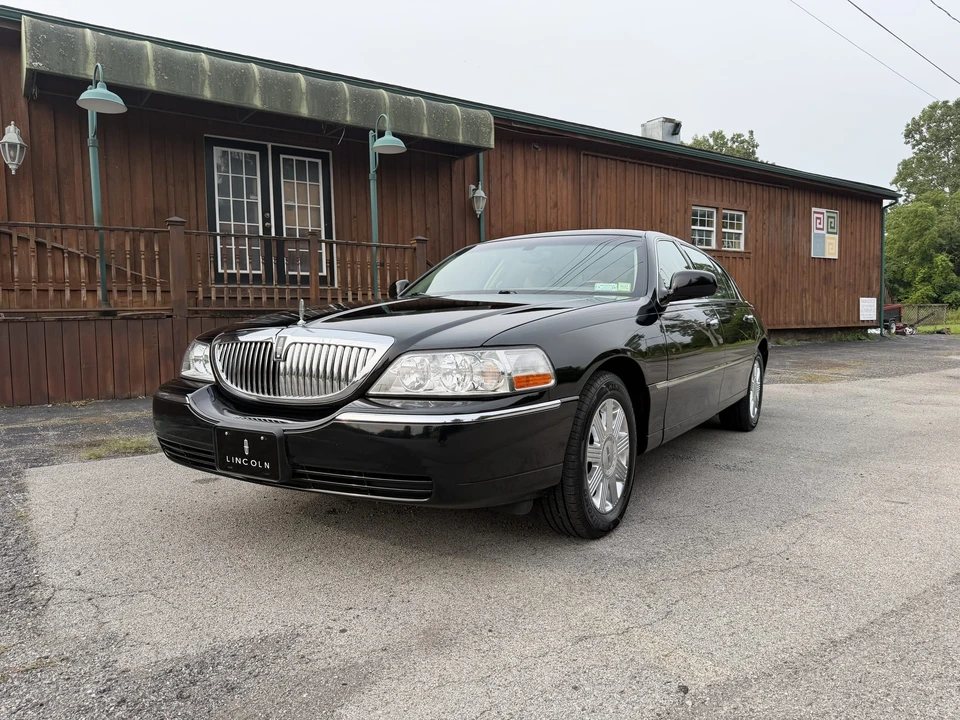 2004 Lincoln Town Car - Image 2 of 31