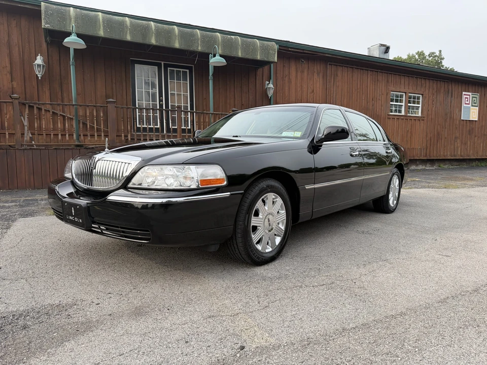 2004 Lincoln Town Car - Image 4 of 31