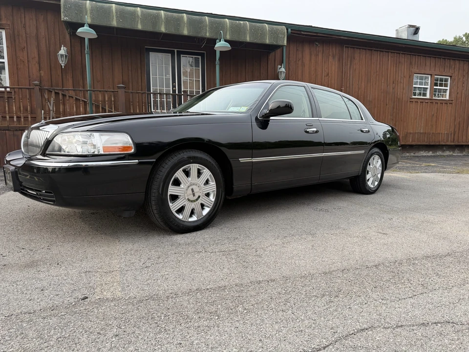 2004 Lincoln Town Car - Image 5 of 31