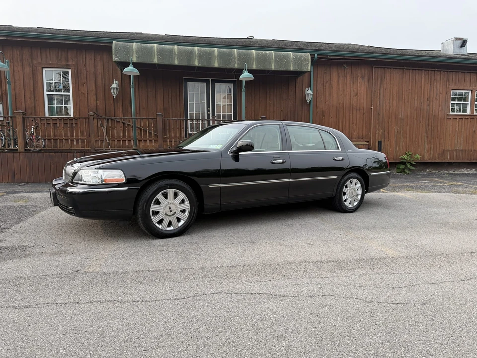2004 Lincoln Town Car - Image 8 of 31
