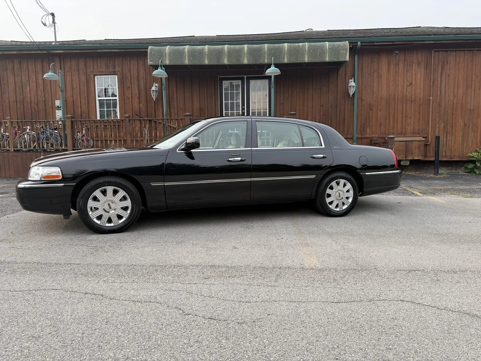 2004 Lincoln Town Car - Image 11 of 31