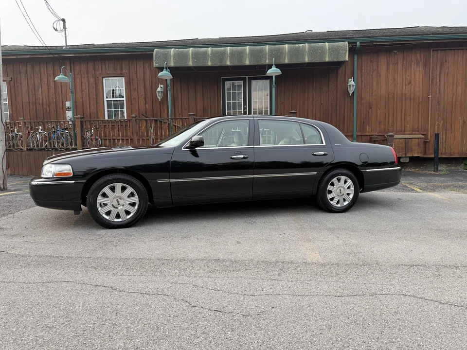 2004 Lincoln Town Car - Image 9 of 31