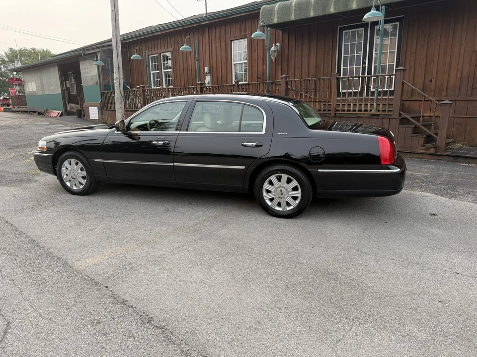 2004 Lincoln Town Car - Image 12 of 31