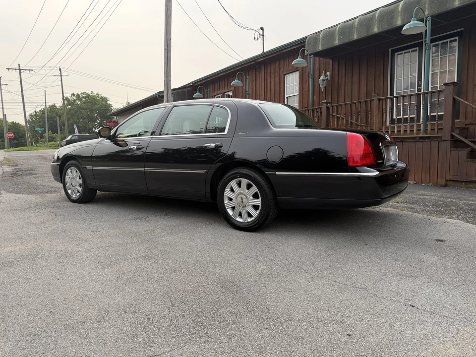 2004 Lincoln Town Car - Image 15 of 31