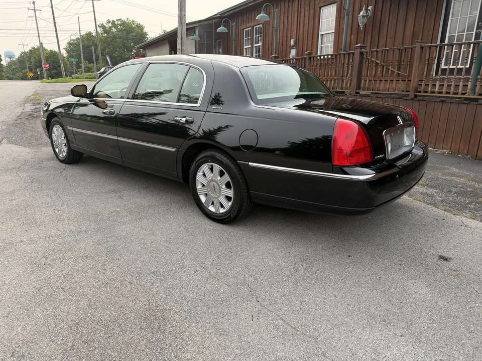 2004 Lincoln Town Car - Image 16 of 31