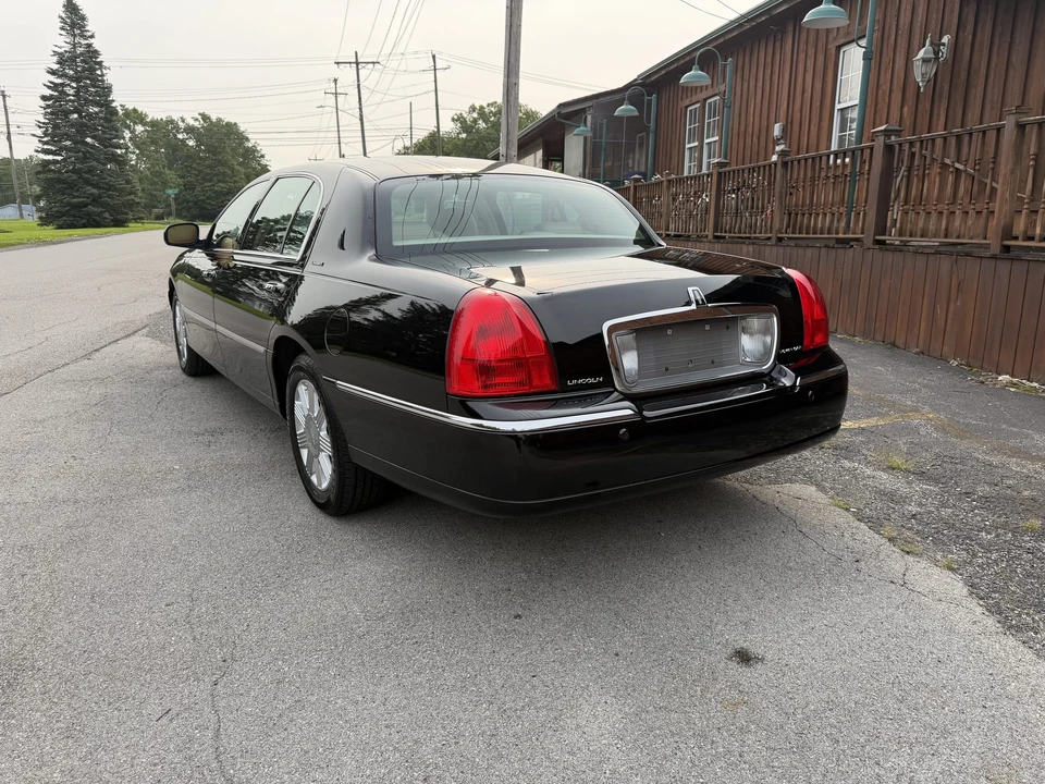 2004 Lincoln Town Car - Image 19 of 31