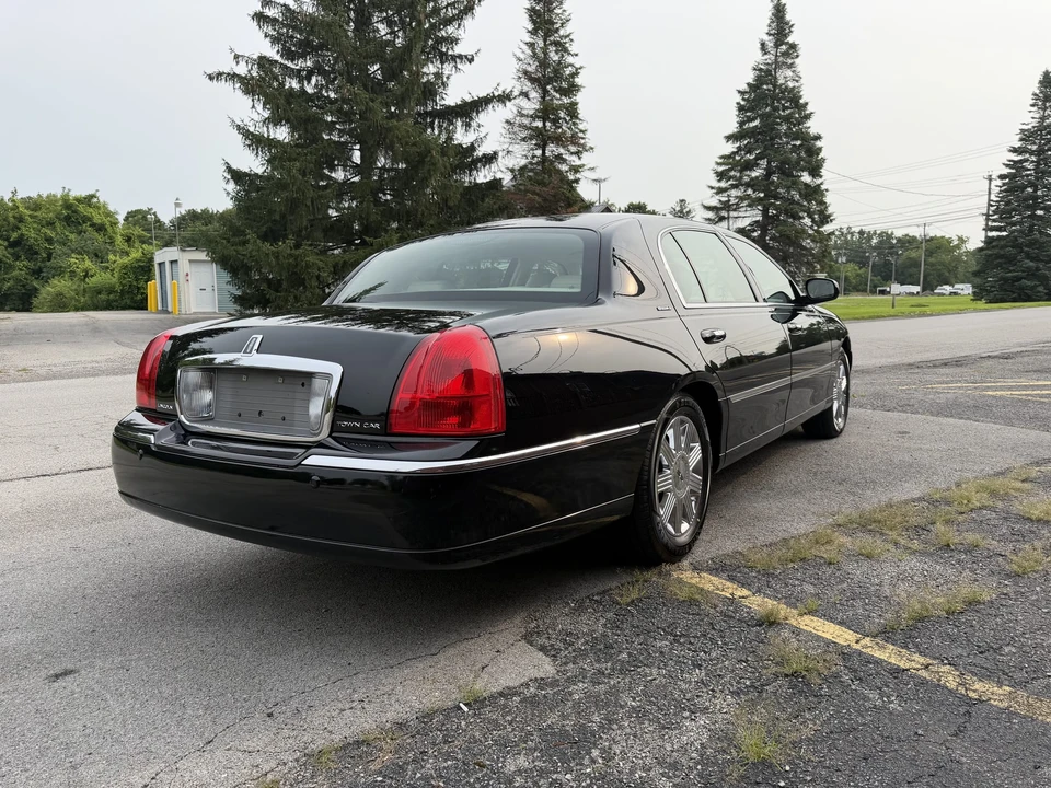 2004 Lincoln Town Car - Image 26 of 31