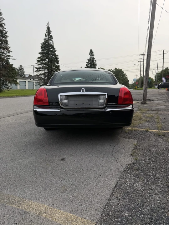 2004 Lincoln Town Car - Image 21 of 31