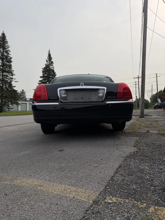 2004 Lincoln Town Car - Image 22 of 31
