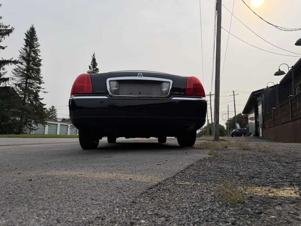 2004 Lincoln Town Car - Image 23 of 31
