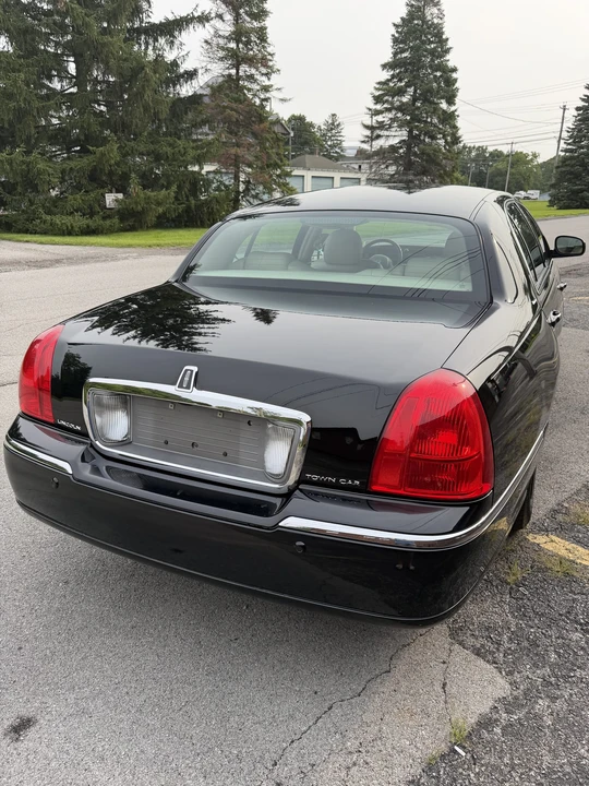 2004 Lincoln Town Car - Image 24 of 31