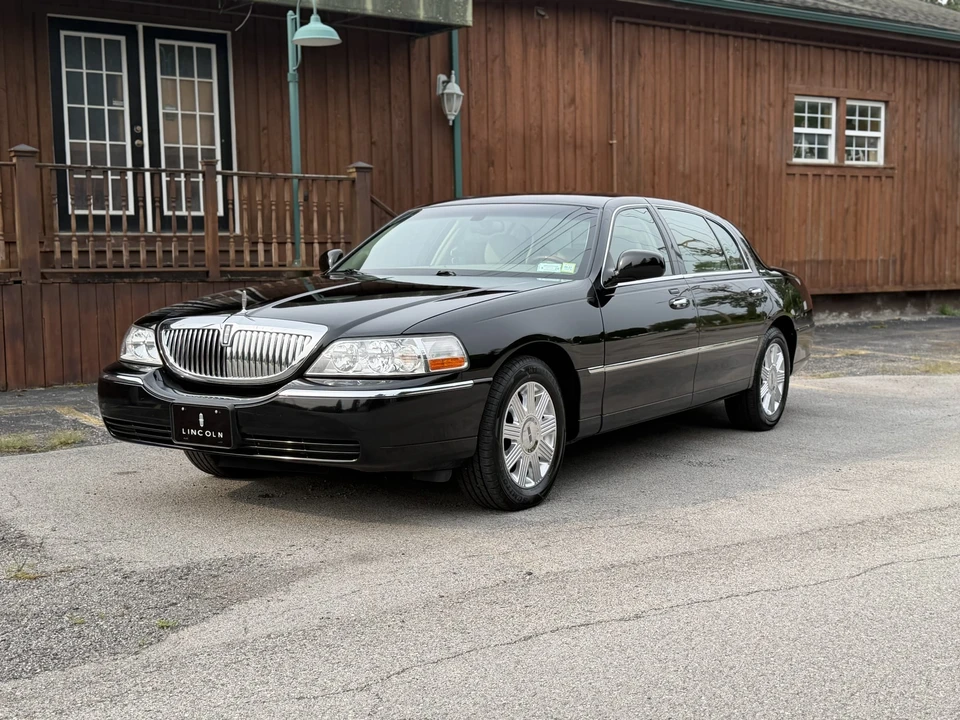 2004 Lincoln Town Car - Image 3 of 31