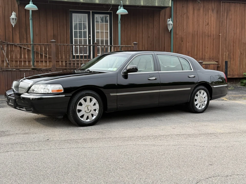 2004 Lincoln Town Car - Image 7 of 31