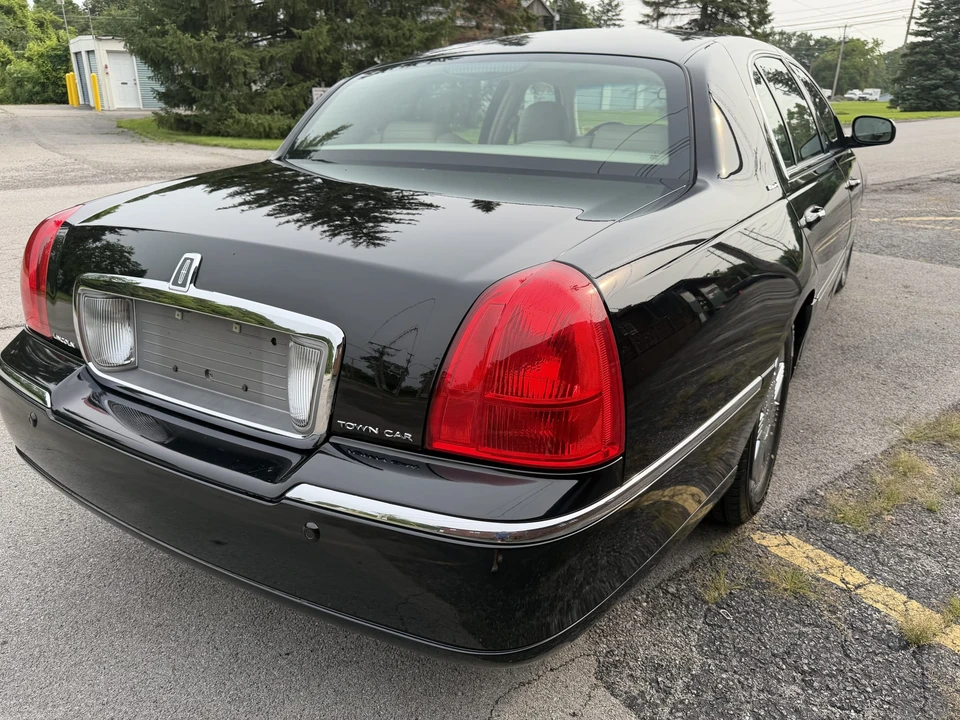 2004 Lincoln Town Car - Image 25 of 31