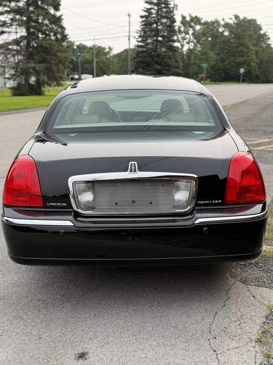 2004 Lincoln Town Car - Image 20 of 31