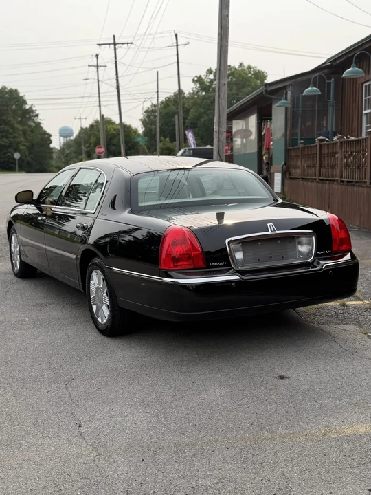 2004 Lincoln Town Car - Image 18 of 31