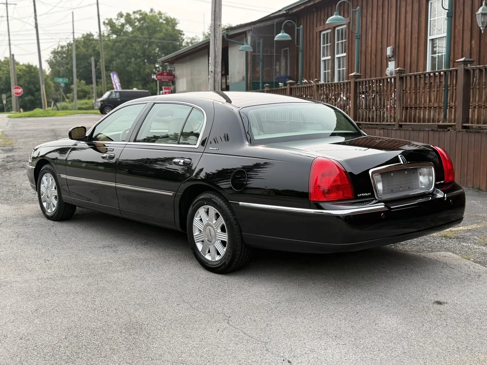 2004 Lincoln Town Car - Image 17 of 31
