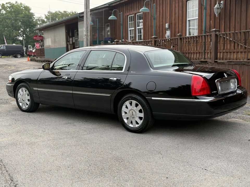 2004 Lincoln Town Car - Image 14 of 31