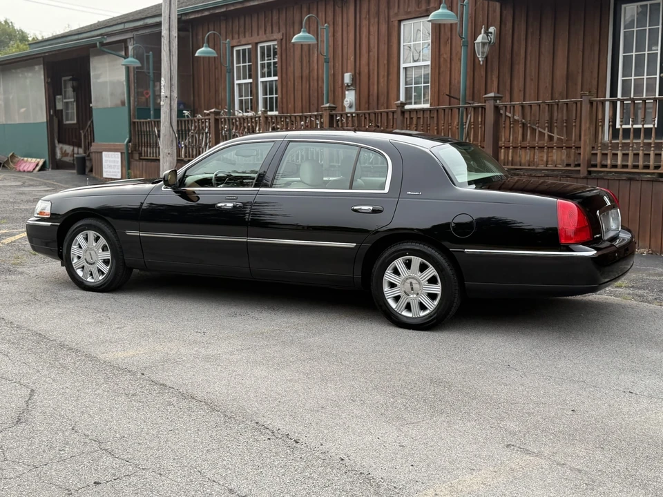 2004 Lincoln Town Car - Image 13 of 31