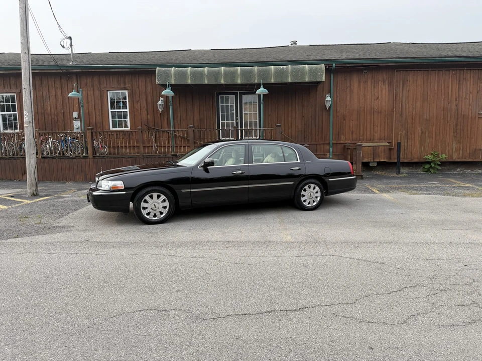 2004 Lincoln Town Car - Image 10 of 31