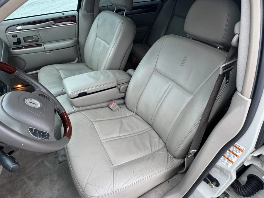 2004 Lincoln Town Car - Image 6 of 14