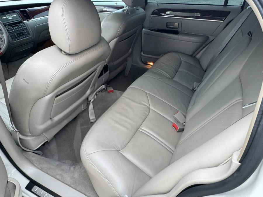 2004 Lincoln Town Car - Image 9 of 14