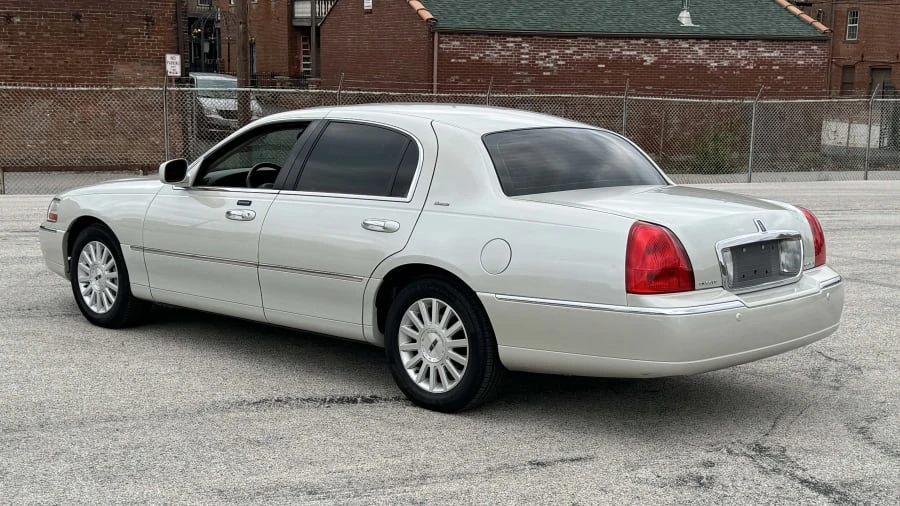 2004 Lincoln Town Car - Image 3 of 14