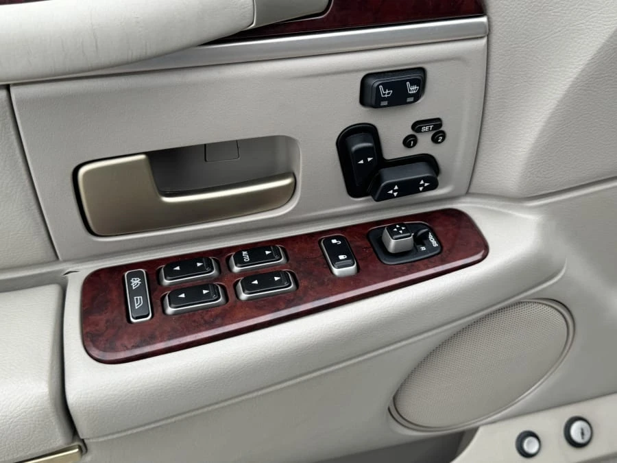 2004 Lincoln Town Car - Image 10 of 14