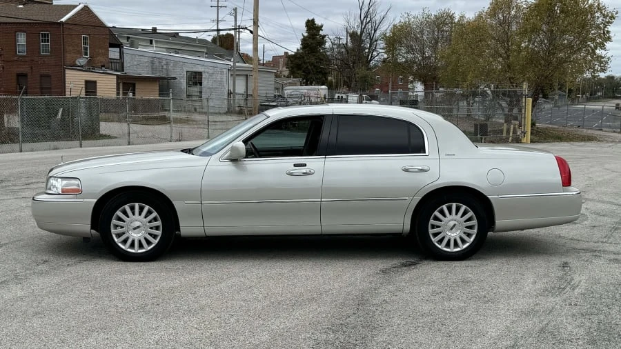 2004 Lincoln Town Car - Image 2 of 14