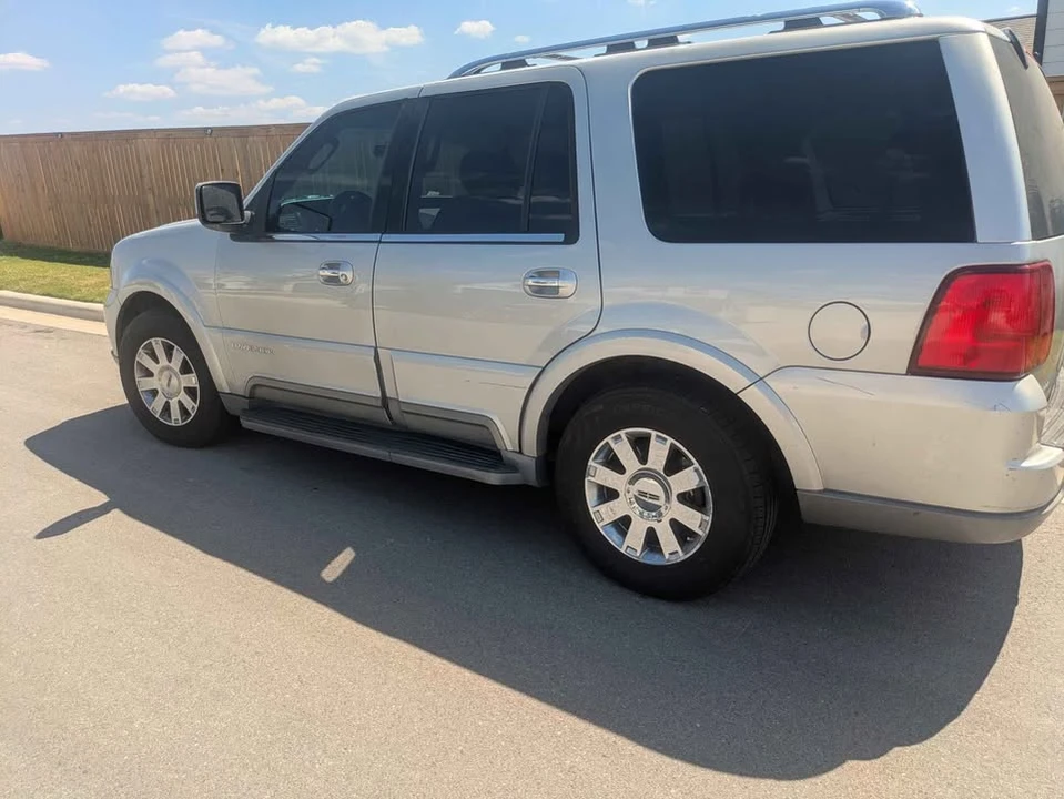2004 Lincoln Navigator 2nd Gen - Image 3 of 19