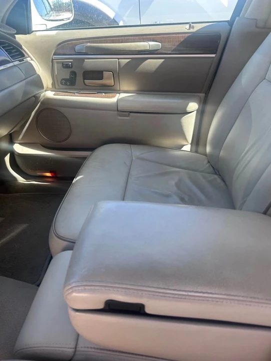 2004 Lincoln Town Car - Image 2 of 4