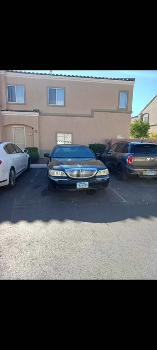 2004 Lincoln Town Car - Image 2 of 2