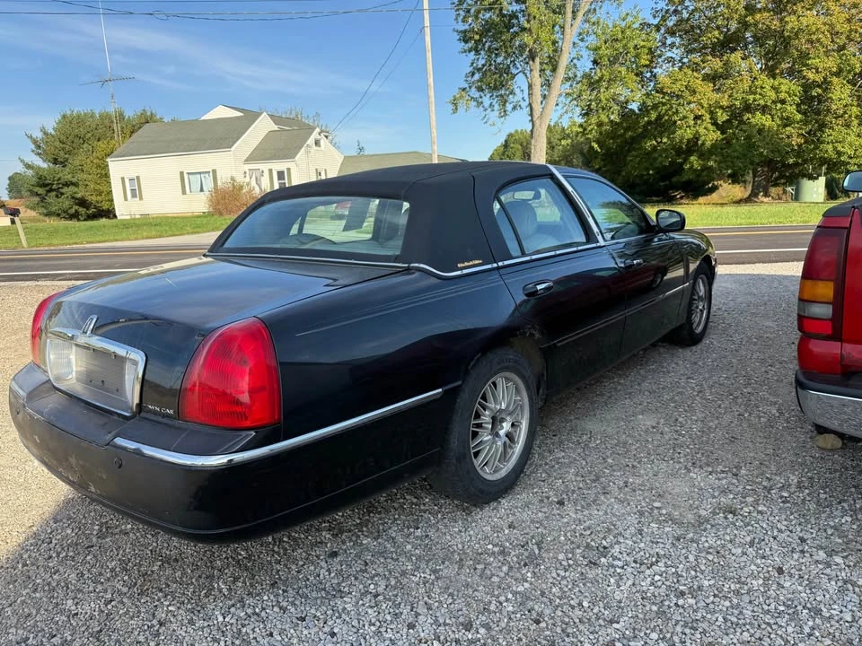 2004 Lincoln Town Car - Image 2 of 5