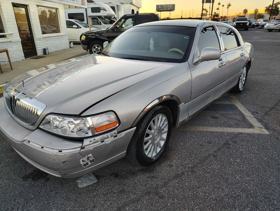 2004 Lincoln Town Car - Image 2 of 5