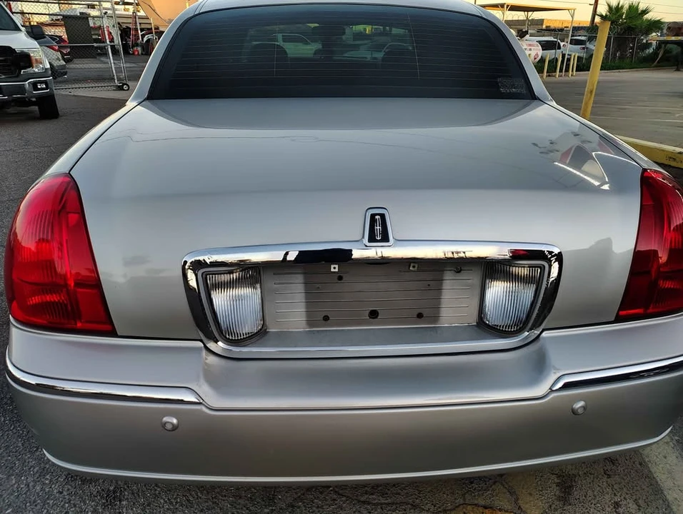 2004 Lincoln Town Car - Image 3 of 5