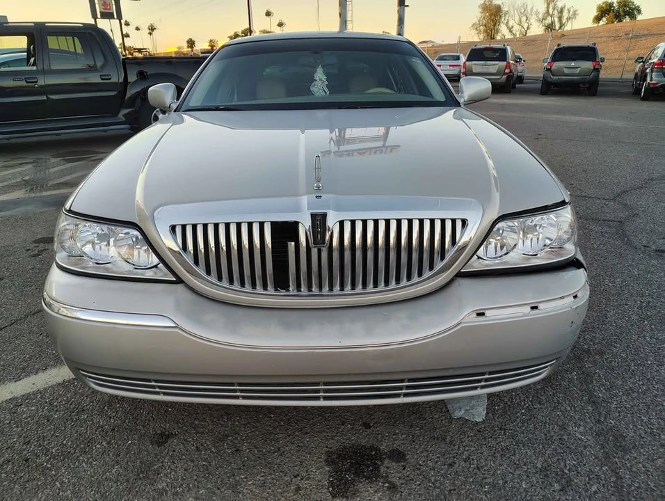 2004 Lincoln Town Car - Image 2 of 6