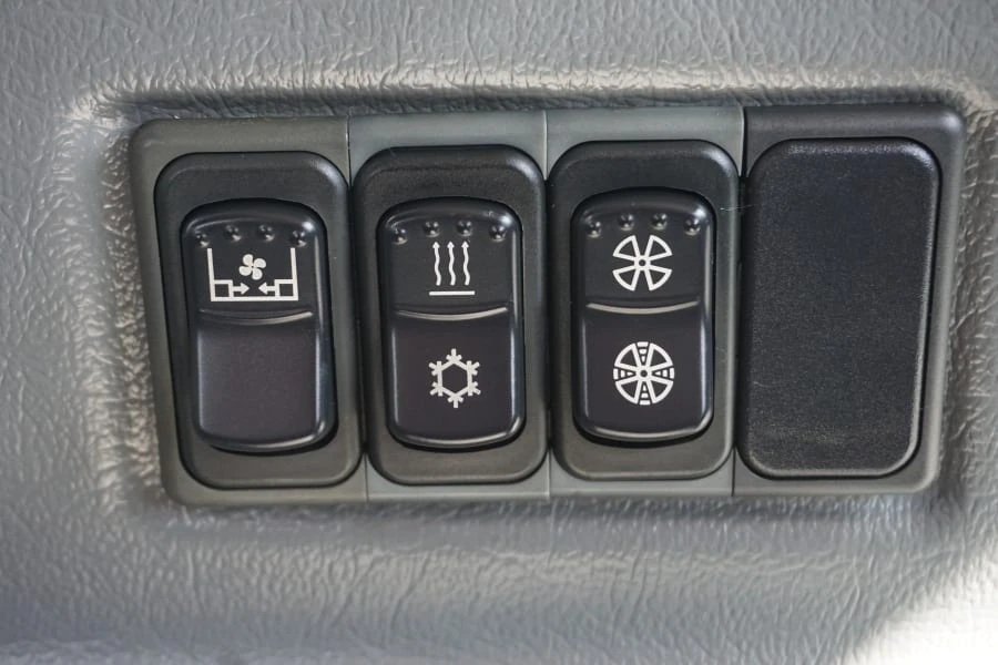 2004 LTI - Image 14 of 31
