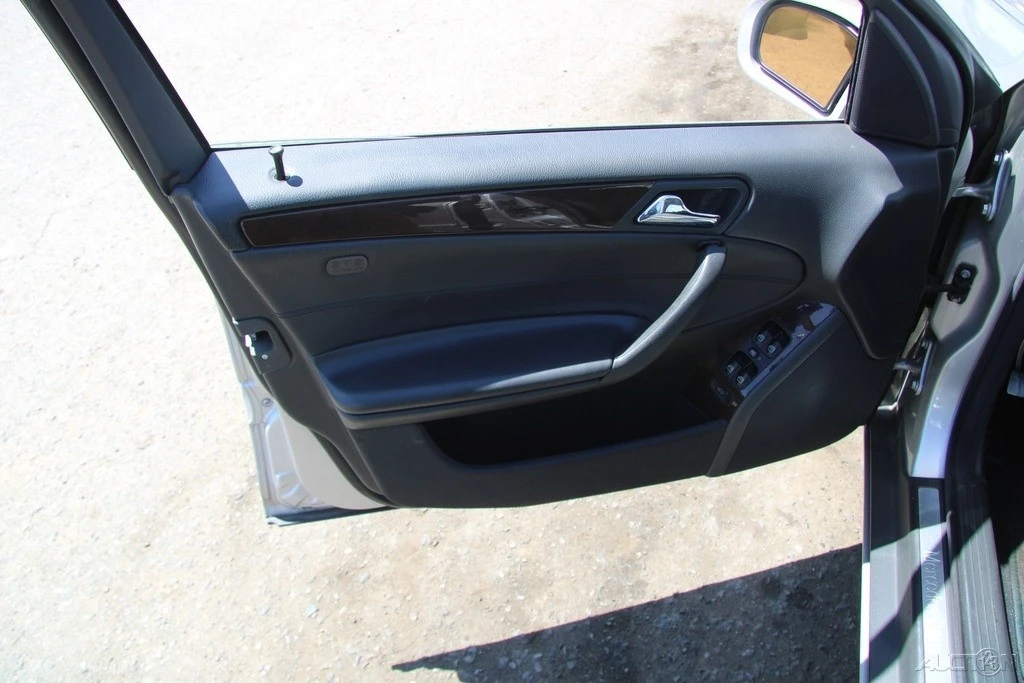 2004 Mercedes-Benz W203 C-Class - Image 13 of 24