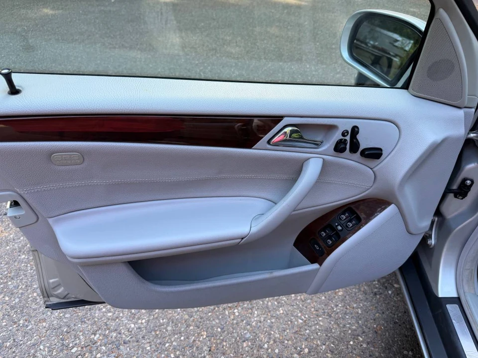 2004 Mercedes-Benz W203 C-Class - Image 13 of 17