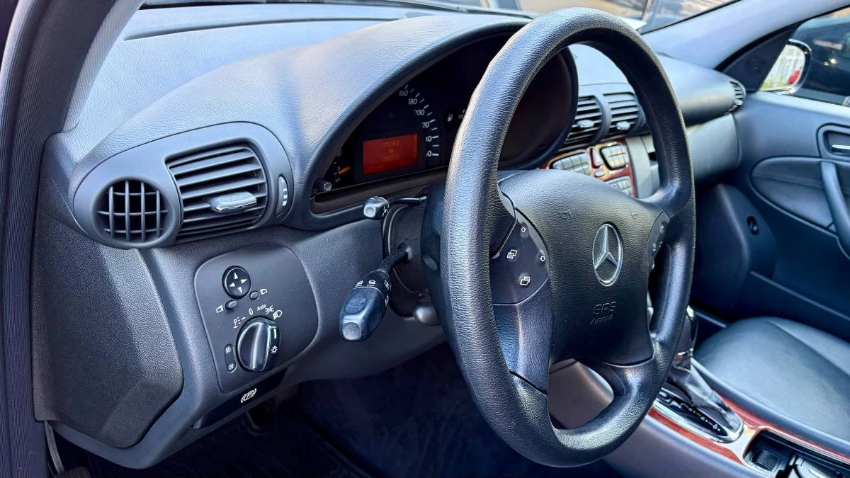 2004 Mercedes-Benz W203 C-Class - Image 8 of 17