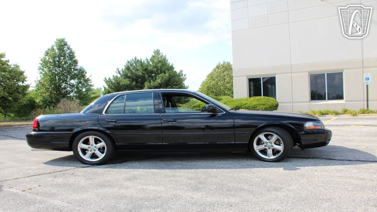 2004 Mercury Marauder - Image 10 of 12
